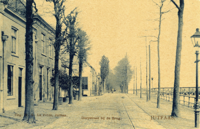 10760 Gezicht op de Dorpsstraat te Jutphaas uit het zuidwesten; met links de voorgevels van een aantal woonhuizen.N.B. ...